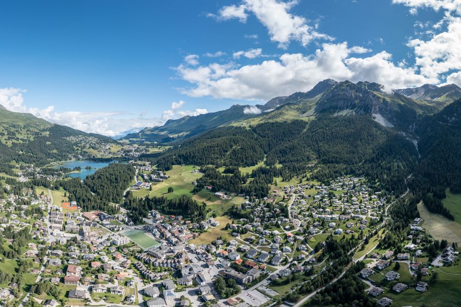 Blick über Vella und den Heidsee im Sommer
